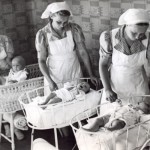 MLL koulutti kodinhoitajia vuodesta 1939 alkaen. Erityisesti sotavuosina he olivat perheissä suureksi avuksi.