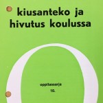 1970-luvulla julkaistussa MLL:n O-sarjassa käsiteltiin koulunkäyntiä ja koulusosiaalisia ongelmia. Peruskoulu-uudistus vuonna 1977 toi kaikki lapset yhdeksänvuotisen oppivelvollisuuden piiriin.