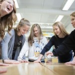 Hauskat tutustumisleikit auttavat yhteishengen luomisessa.