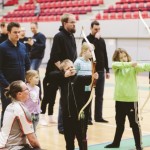 Isä-lapsikerhossa pääsee kokeilemaan uusia harrastuksia. Kuvassa salolaiset lapset kokeilevat jousiammuntaa. 