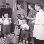 Lastenlinnan potilaat ja henkilökunta ihailevat lahjoituksena saatuja appelsiineja. Ne olivat vielä 1960-luvulla harvinaista herkkua.