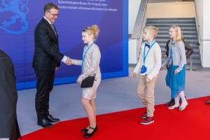Petteri Orpo kättelee lapsia lasten itsenäisyyspäivän juhlissa joulukuussa 2024