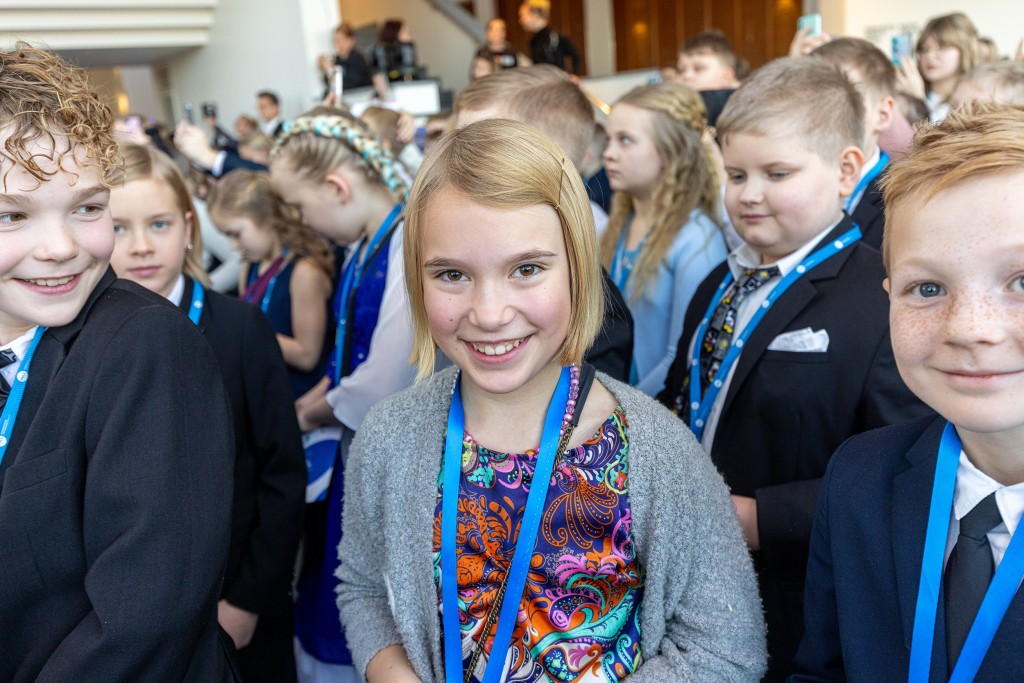 lapsia lasten itsenäisyyspäivän juhlissa joulukuussa 2024