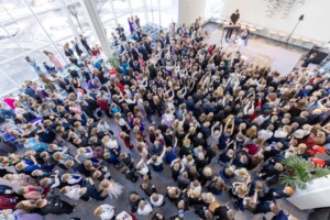 lapsia lasten itsenäisyyspäivän juhlissa joulukuussa 2024
