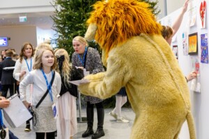Lapsia ja leijona Lasten itsenäisyyspäivän juhlassa 4.12.2024