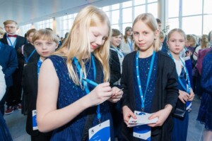 Lapsia Lasten itsenäisyyspäivän juhlassa 4.12.2024