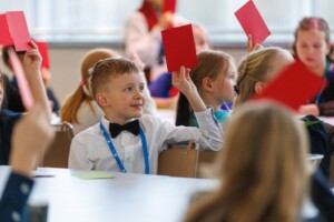 Lapsia Lasten itsenäisyyspäivän juhlassa 4.12.2024