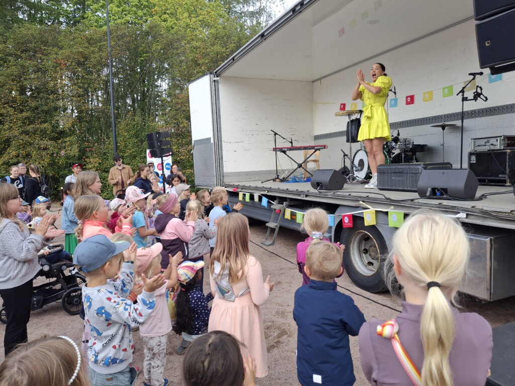 Sari Aalto esiintyi MLL Oulunkylän tapahtumassa