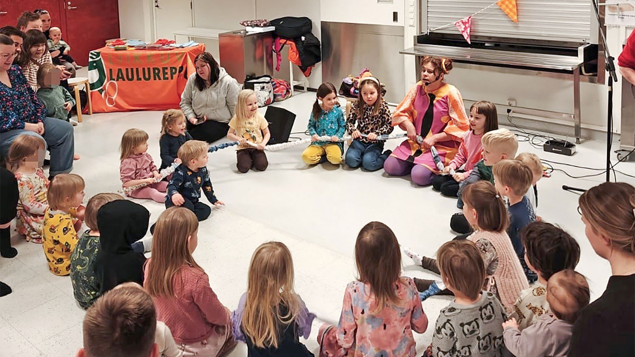 Lapsia ringissä lattialla MLL:n perhekahvilassa Oulussa