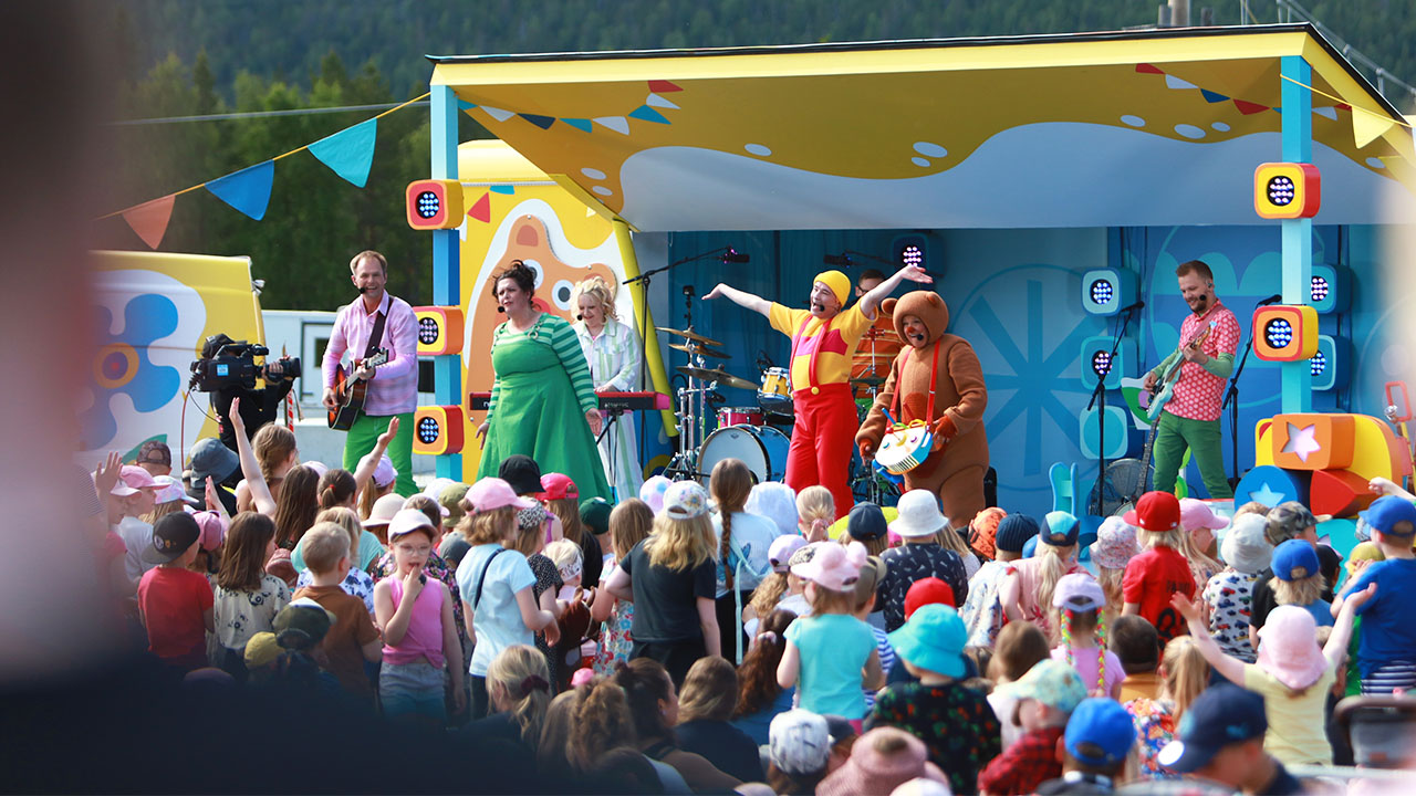 Leikitään Pikku Kakkosta -tapahtumassa Kittilässä yleisöä ja lava