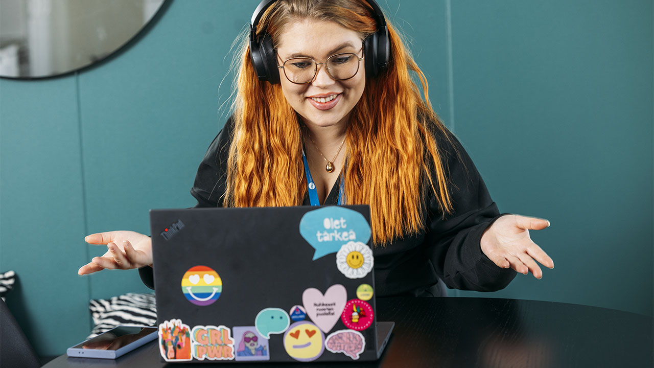 MLL:n digitaalisen nuoristyön asiantuntija Noora tietokoneella